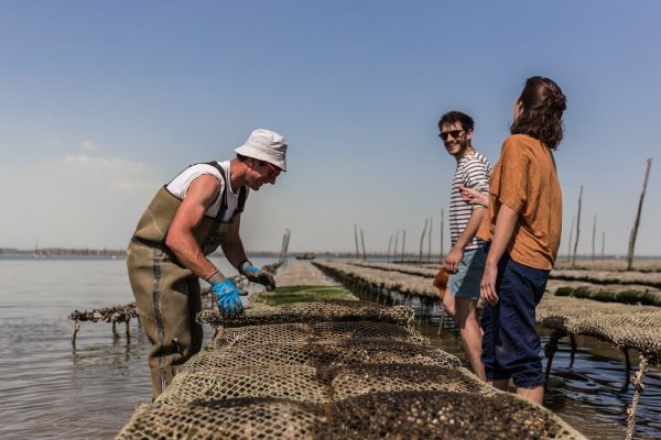 在 Bassin d'Arcachon 上与牡蛎养殖者会面