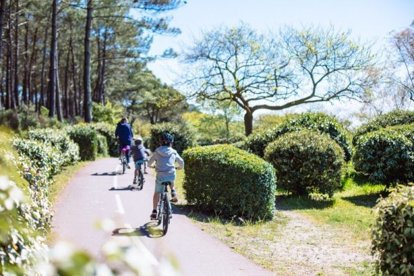Balade à vélo sur la piste cyclable le long de la plage Pereire à Arcachon