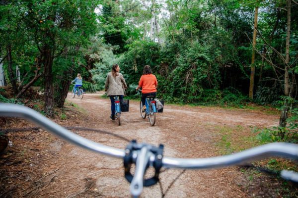Balade à vélo entre copines dans la forêt au Cap Ferret