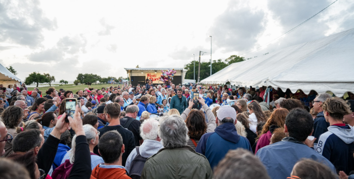 Foule autour d'une bandas, avec en fond la scène et le logo FestiBandas